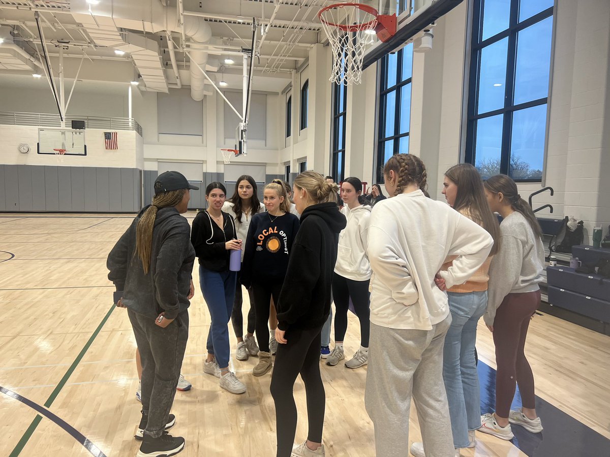 Thank you so much to @chicagosky Head Coach Teresa Weatherspoon for coming to practice today and speaking to us!! Can’t wait to see you on the sidelines this season!! @Finisher_11