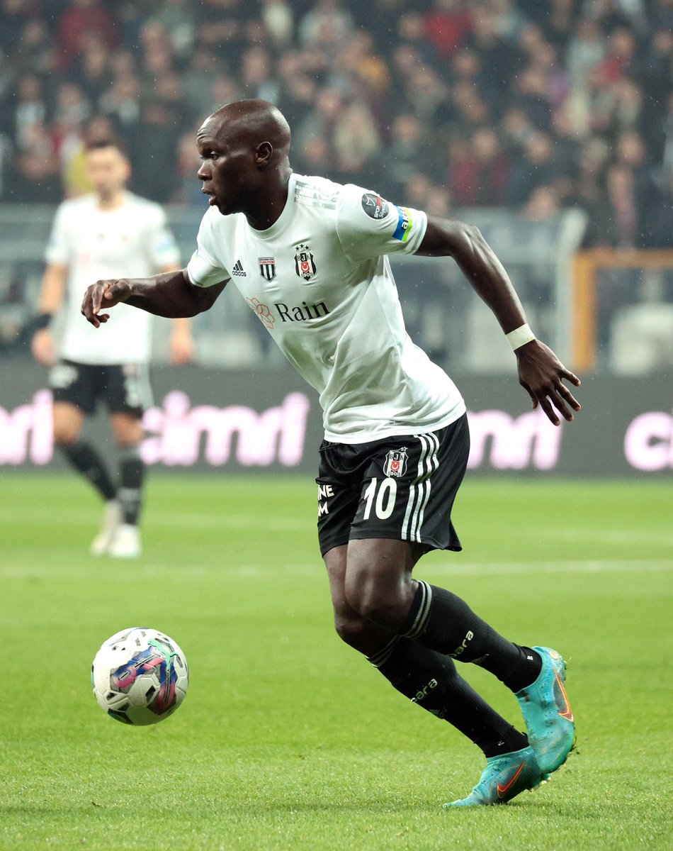 futebol_info's tweet photo. Segundo o jornal turco Fanatik, o atacante Aboubakar, que é observado pelo Corinthians, foi afastado do Besiktas em dezembro por um motivo inusitado.

De acordo com o jornal, durante a pausa para os jogos das seleções, o jogador camaronês viajou para Camarões e depois para a França, alegando que sua esposa estava doente. Na verdade, Aboubakar foi a Paris para fazer um transplante capilar, e recebeu a notícia de que teria que passar 3 semanas sem cabecear uma bola.

Com isso, o atacante disse ao Besiktas que não poderia jogar por conta de uma lesão. Porém, dirigentes do clube turco descobriram a verdade e afastaram o atleta imediatamente.

🗞 @abolapt
📸 Divulgação/Besiktas