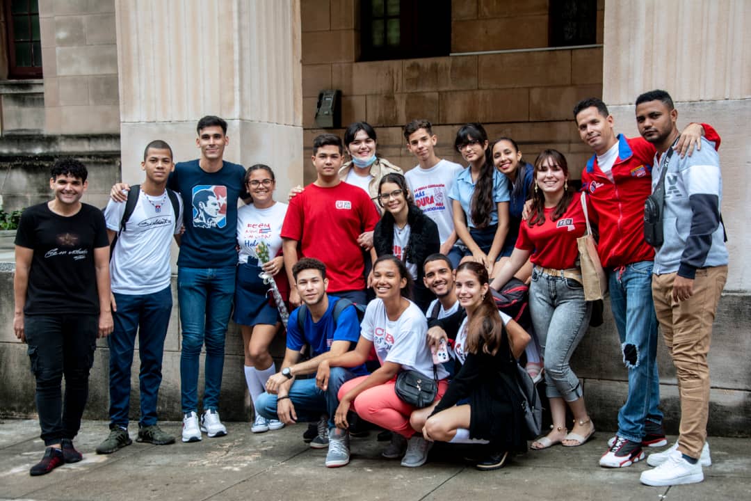 JulioMorejonP's tweet photo. ¡¡𝗩𝗶𝘃𝗲𝘀 𝗠𝗲𝗹𝗹𝗮, 𝗹𝗮 𝗥𝗲𝘃𝗼𝗹𝘂𝗰𝗶𝗼́𝗻 𝘁𝘂𝘆𝗮, 𝗻𝘂𝗲𝘀𝘁𝗿𝗮, 𝘃𝗶𝘃𝗮 𝘃𝗮!! 

🏛️Fue la @UdeLaHabana donde se forjó su grandeza que cual leyenda heroica inspiradora continúa cautivando generaciones.

#EstaEsLaRevolución https://t.co/ts3AdEKkGZ