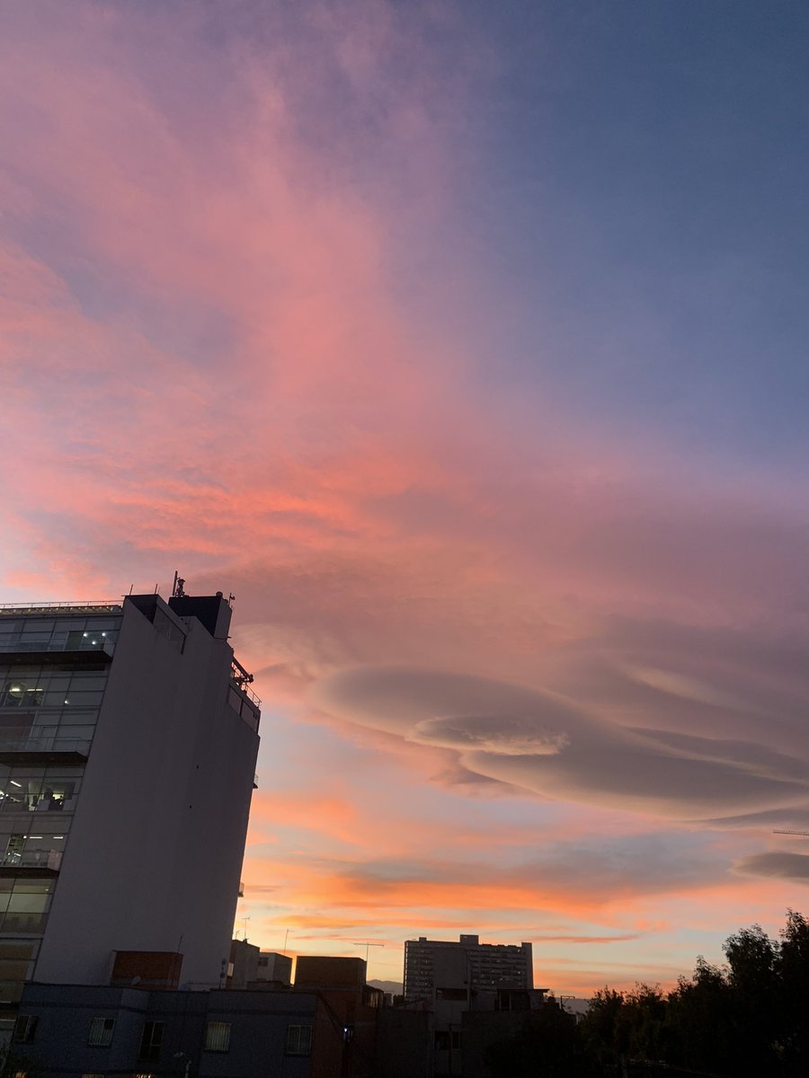 Danes281's tweet photo. Las nubes de hoy ocultaban algo ¿alcanzan a verlo? Video tomado desde la CDMX #nube #ovni #CDMX #atardecer #ufo https://t.co/eiETxAhKlf