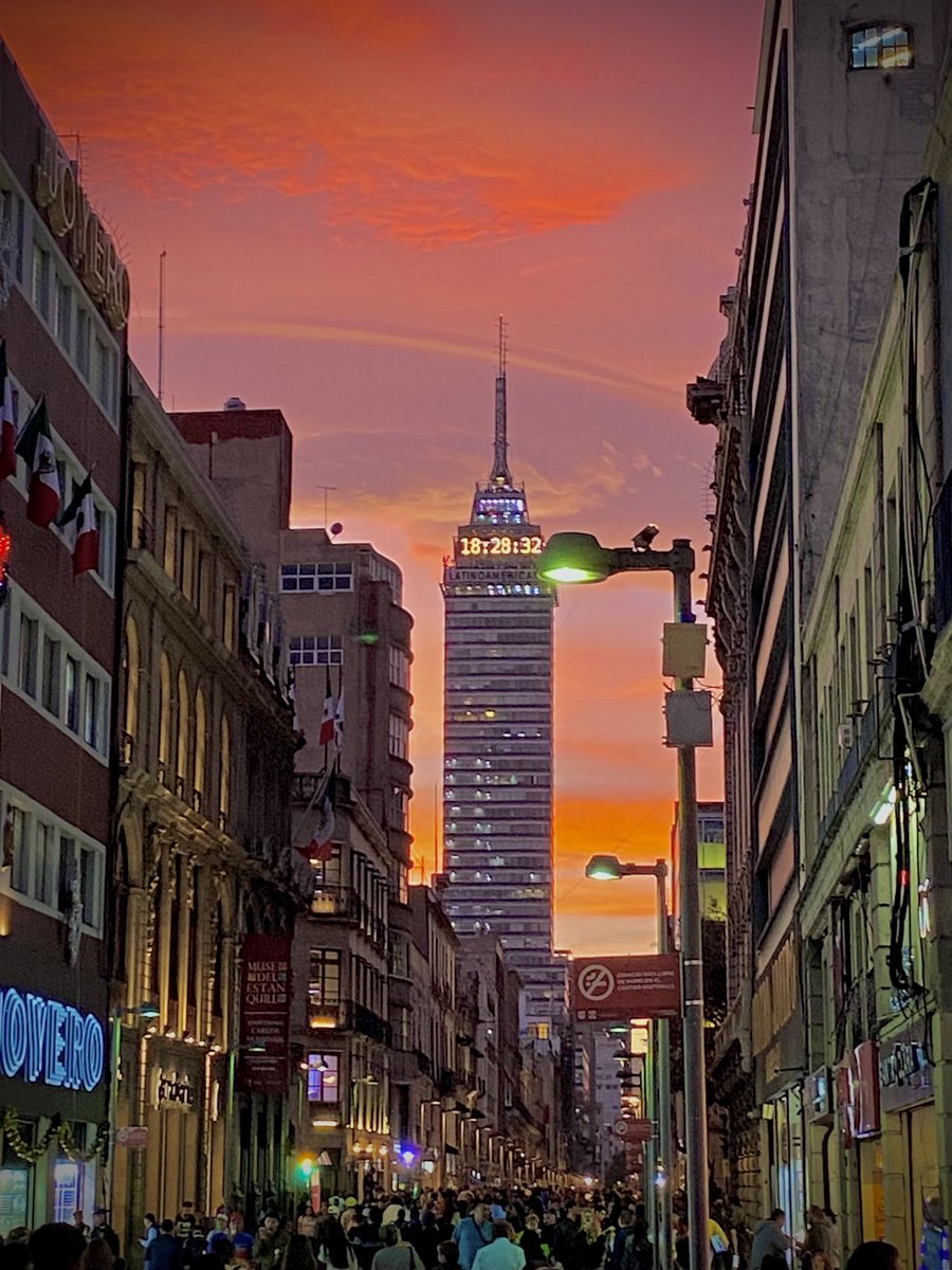 Aquí otras fotos del #atardecer visto desde el centro de la #CDMX!  Espectacular!, image size:900x1200