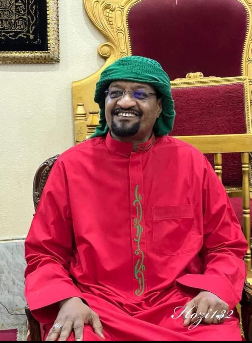 إلى ما قبل بداية الحرب
كان شيخ الأمين في مخيلتي 
رجل ضلالي يمارس بدع بعيدة عن الدين
يجرتق العرسان بسبحته
شيخ الجكسي المحايته  بيبسي
وكل الحاجات اللطيفة العارفنها 
ما أن دقت طبول الحرب في امدرمان 
فر الناس فرادى وجماعات  ناجين بأنفسهم 
بإستثناء من تقطعت بهم السبل واختاروا