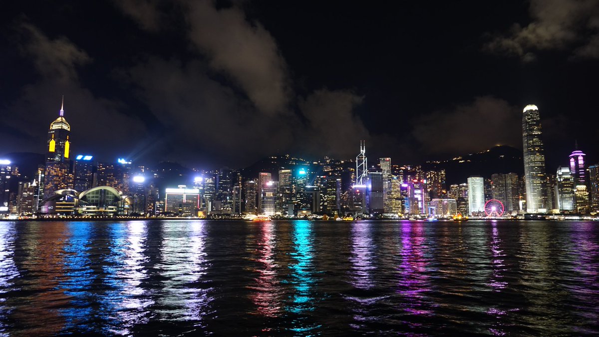 今回紹介するのは香港にあるビクトリアハーバーです。
ここビクトリアハーバーは香港で有数の人気観光地となっており「100万ドルの夜景」としてとても有名です。
後ろにある「ビクトリアピーク」から眺める夜景もとても人気です。