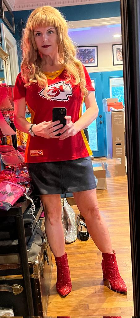 sharon1188's tweet photo. @charless_94 You are so generous and kind!! And HOTTTT!! Long time Chiefs fan through thick and thin. PICK ME PLEEEEZZZ!! ❤️. Here's me as Taylor for Halloween! https://t.co/W39I99GtqV