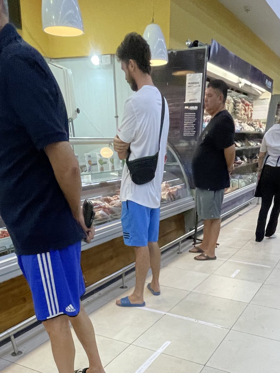 Hombre ver carnicero cortar carne
Hombre cruzar brazos