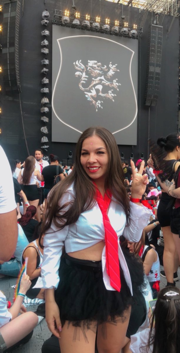 IzabNeves's tweet photo. Eu sempre falava pro meu namorado que esses show são tudo caro que nunca pagava 300 reias em um show. 🤭🤭🤭🤭

Fui lá e paguei mil reias no ingresso do RBD e tive que ir para São Paulo 😂😂😂

Ele me julga até hoje 😂😂

E RBD POXA https://t.co/eMSaswyMBY