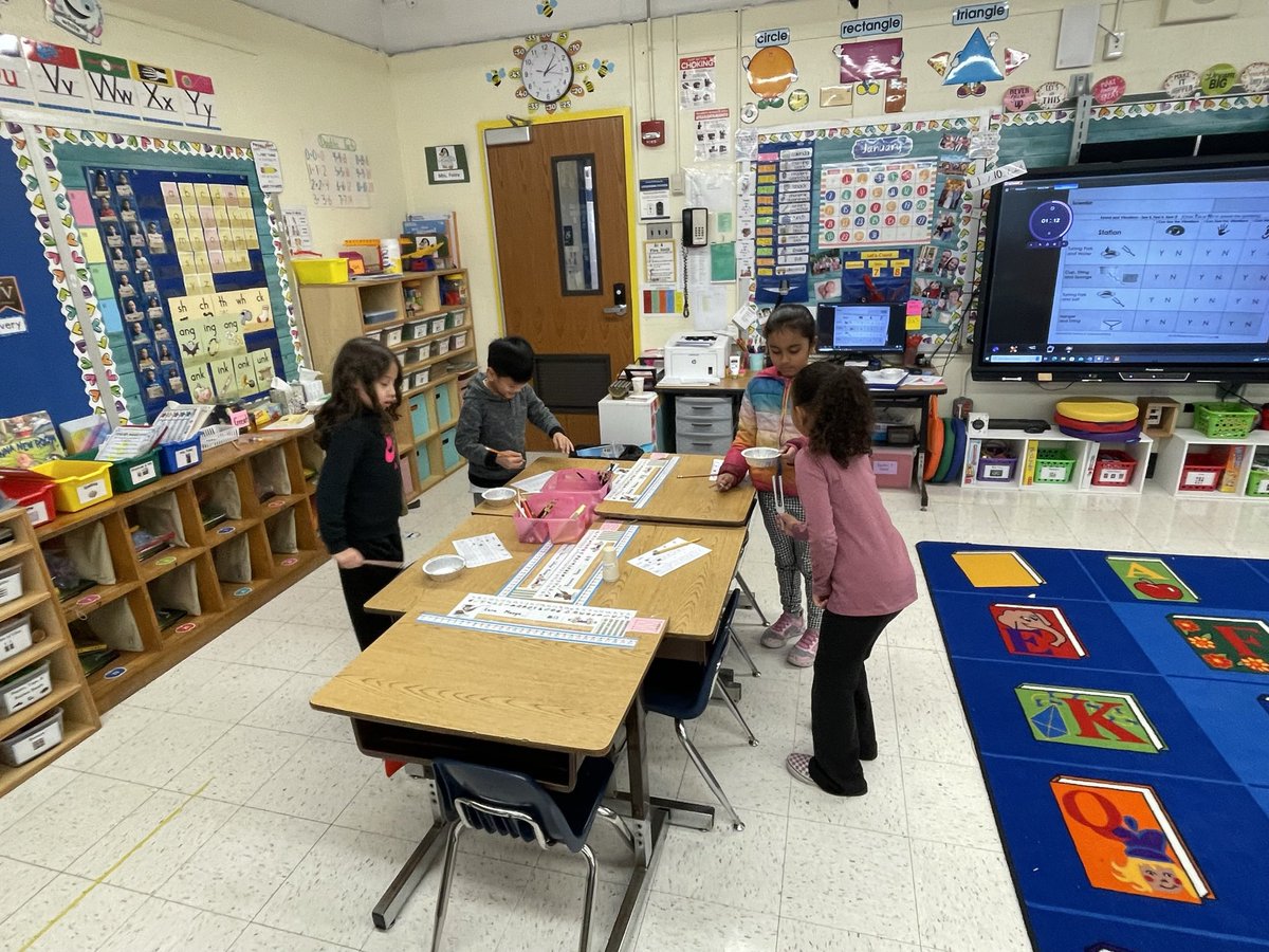 We had fun exploring how vibrations cause different sounds! <a href="/SparkeShines/">J.F. Sparke School</a> <a href="/BethRoemerIT/">Beth Roemer</a> 🐾🐾