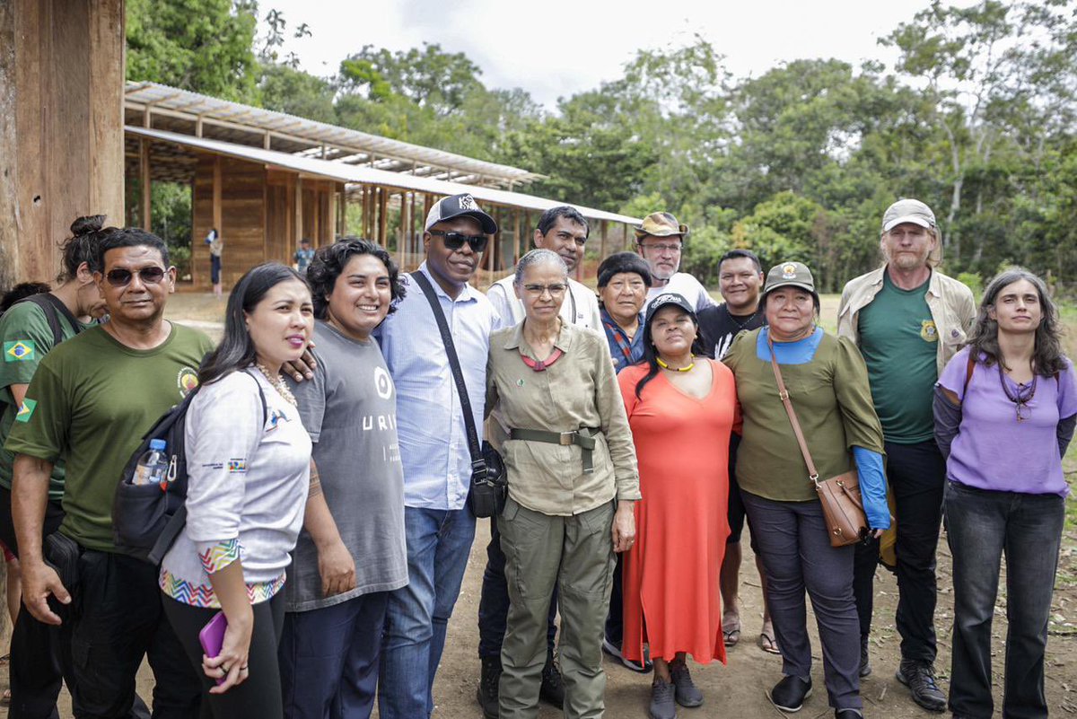 silviolual's tweet photo. Nesta quarta (10), estive junto com as Ministras @GuajajaraSonia (MPI) e @MarinaSilva (MMA), e a Presidenta da Funai @JoeniaWapichana, em Auaris, Roraima, região de fronteira do Brasil com a Venezuela.

Na ocasião, foram verificadas as condições no Posto de Saúde Ye’kwana, onde estão sendo construídas novas instalações para receber os pacientes, laboratórios e alojamentos para profissionais de saúde.

Dentre as várias ações do governo federal, anunciei que o Ministério dos Direitos Humanos e da Cidadania estará presente de forma ininterrupta na região, a partir da segunda quinzena de fevereiro.

O Programa de Proteção aos Defensores de Direitos Humanos, Comunicadores e Ambientalistas (PPDDH) contará com equipes permanentes no estado para cuidar e proteger as pessoas que são constantemente ameaçadas pelo crime organizado na região, em especial no Território Indígena Yanomami. 

A decisão do presidente Lula de tornar essas ações permanentes tem uma importância muito grande, não só para o caso Yanomami, mas ela representa a importância de o Estado brasileiro assumir a responsabilidade para com os brasileiros. Enquanto os Yanomami estiverem em risco, o povo brasileiro todo estará em risco. Se não formos capazes de defender os povos indígenas nós não seremos capazes de defender o nosso país.

📷 @lucasleffa