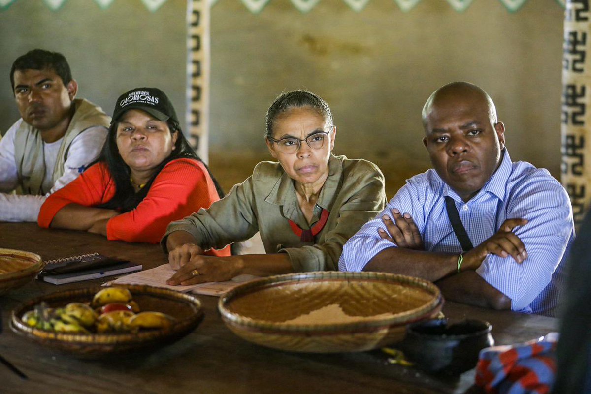 silviolual's tweet photo. Nesta quarta (10), estive junto com as Ministras @GuajajaraSonia (MPI) e @MarinaSilva (MMA), e a Presidenta da Funai @JoeniaWapichana, em Auaris, Roraima, região de fronteira do Brasil com a Venezuela.

Na ocasião, foram verificadas as condições no Posto de Saúde Ye’kwana, onde estão sendo construídas novas instalações para receber os pacientes, laboratórios e alojamentos para profissionais de saúde.

Dentre as várias ações do governo federal, anunciei que o Ministério dos Direitos Humanos e da Cidadania estará presente de forma ininterrupta na região, a partir da segunda quinzena de fevereiro.

O Programa de Proteção aos Defensores de Direitos Humanos, Comunicadores e Ambientalistas (PPDDH) contará com equipes permanentes no estado para cuidar e proteger as pessoas que são constantemente ameaçadas pelo crime organizado na região, em especial no Território Indígena Yanomami. 

A decisão do presidente Lula de tornar essas ações permanentes tem uma importância muito grande, não só para o caso Yanomami, mas ela representa a importância de o Estado brasileiro assumir a responsabilidade para com os brasileiros. Enquanto os Yanomami estiverem em risco, o povo brasileiro todo estará em risco. Se não formos capazes de defender os povos indígenas nós não seremos capazes de defender o nosso país.

📷 @lucasleffa