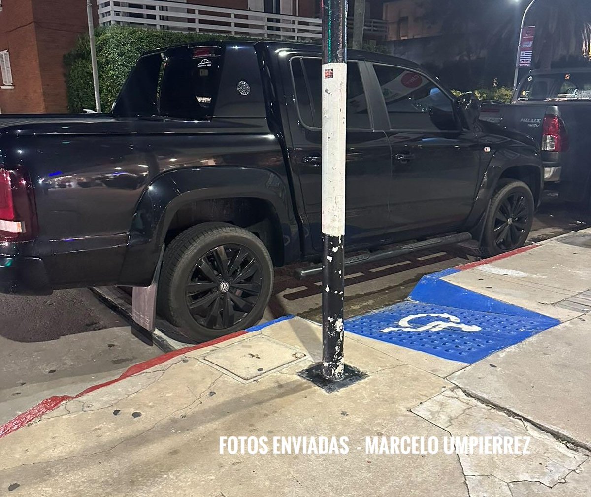 📸⛔️ #PuntaDelEste Estos son los #EstacionoDondeSeMeCanta que más molestan. No tienen un mínimo de empatía y les importa un pomo todo. 
#LaJunglaVeraniega sigue dando material. Esto es ahora en calle 20