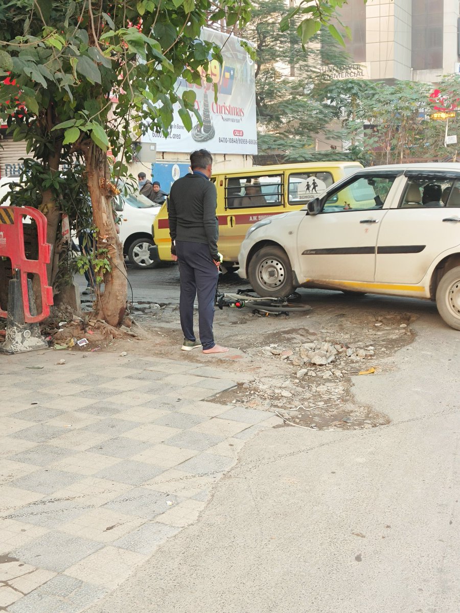 TharwaniGirish's tweet photo. @PMCPune a cyclist was nearly killed on Baner road (pancard club road junction) because of the pathetic road conditions and illegal encroachment. Looks like PMC will wake up only after someone dies. @CMOMaharashtra @AjitPawarSpeaks https://t.co/uVUqypR0rb