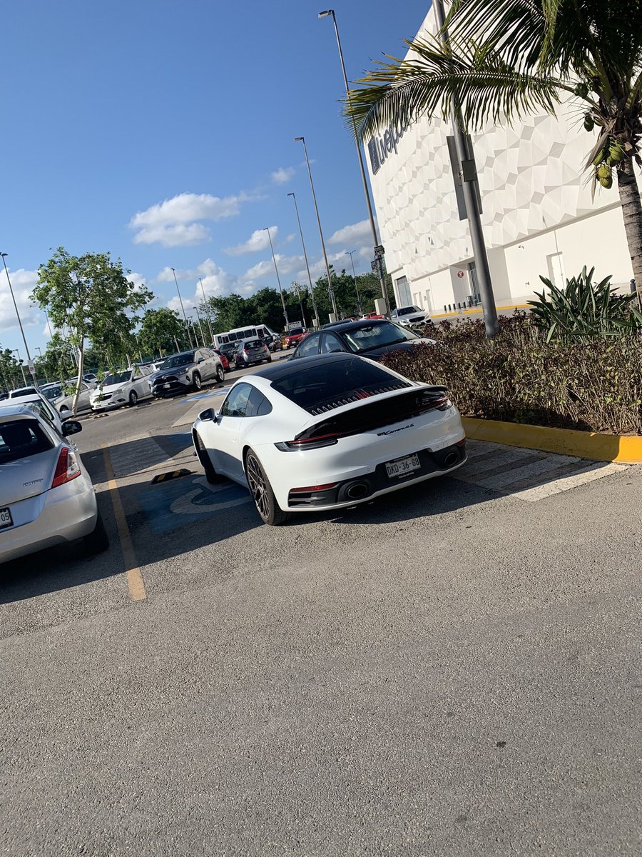 Movpcdyucatan's tweet image. No es raro que en las plazas comerciales de Mérida, personas sin educación en autos deportivos de lujo invadan los espacios exclusivos para personas con discapacidad "para que no les golpeen el carro". Pero ni el personal de las plazas ni la @sspyuc hacen nada para evitarlo. ♿️