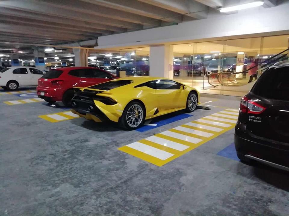 Movpcdyucatan's tweet image. No es raro que en las plazas comerciales de Mérida, personas sin educación en autos deportivos de lujo invadan los espacios exclusivos para personas con discapacidad "para que no les golpeen el carro". Pero ni el personal de las plazas ni la @sspyuc hacen nada para evitarlo. ♿️