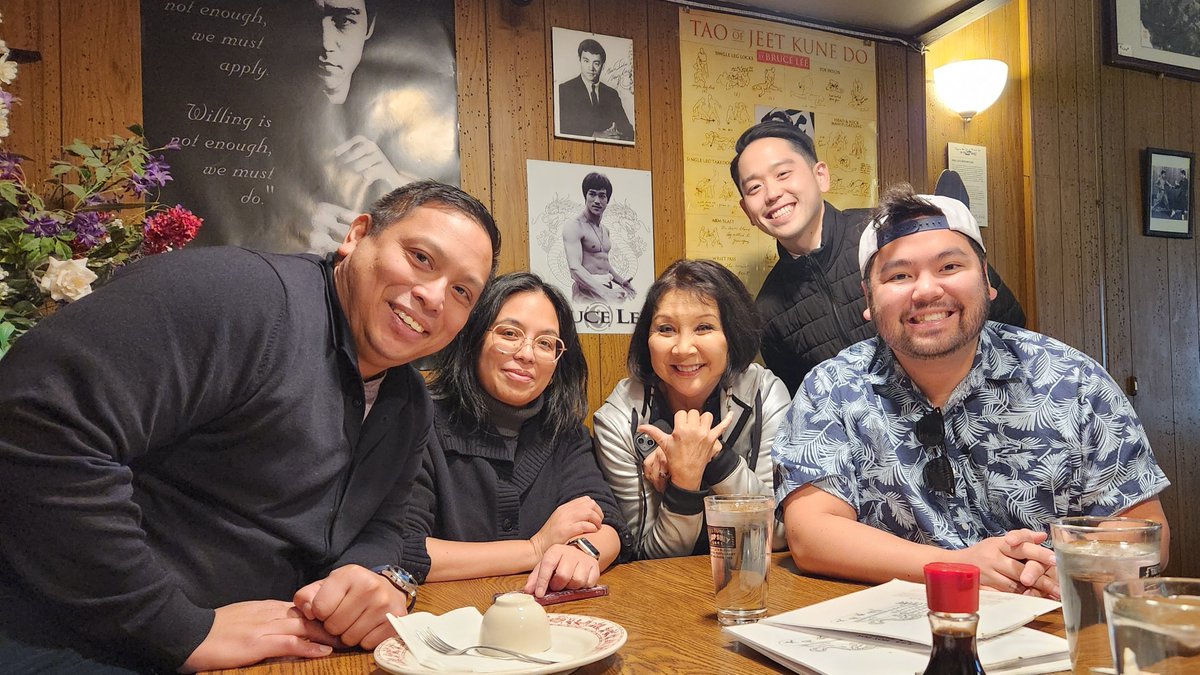 With #AAJAFamily Seattle journalists @venicebuhain @LoriMatsukawa @NewsWithKevin @BradyWakayama at the table where Bruce Lee used to sit as a regular.