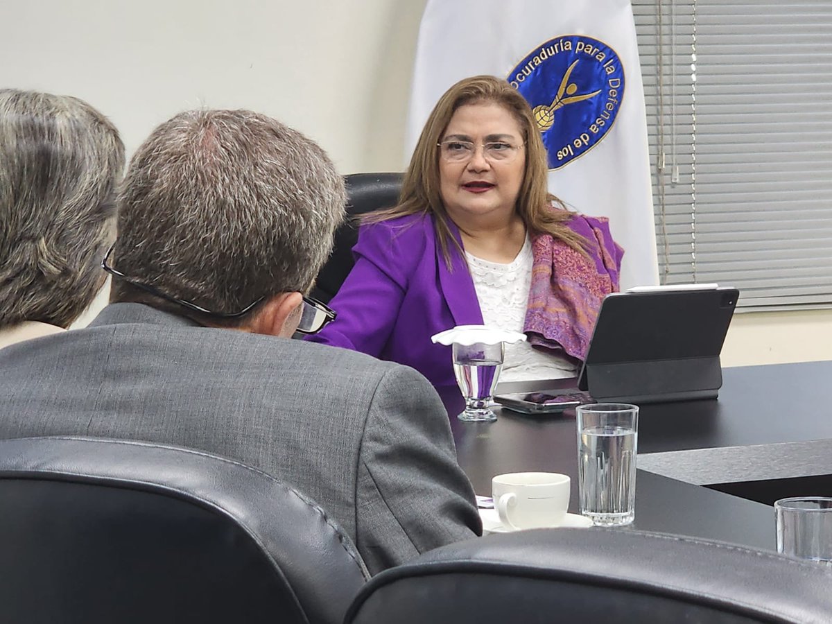 PDDHElSalvador's tweet photo. #ProcuradoraDDHH @RaqueldeGuevara sostuvo reunión con representantes de grupo #DEXIS, Kenia de Palacios y Mark Williams, que con fondos de @USAIDES, mostraron interés en apoyar el fortalecimiento y actualización del Sistema Informático de Gestión Inst. y del #ObservatorioDDHH. https://t.co/XLee3fxv09