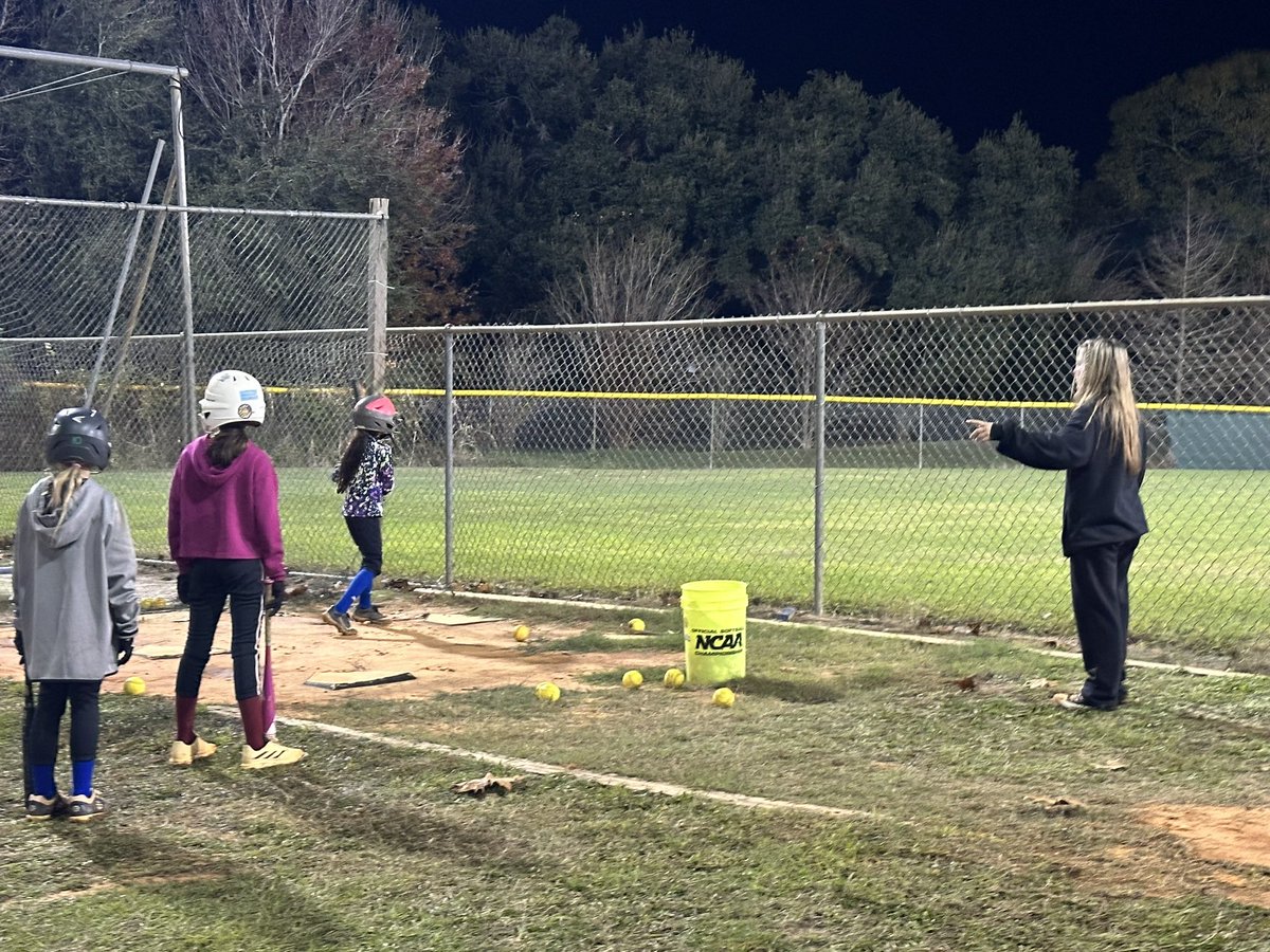 FaithFazzone's tweet photo. Bunting drills with the next generation
#passingonknowledge #givebackwhenyoucan
@07Vipers @thevipernation @TopPreps @ExtraInningSB https://t.co/WunglspFkN