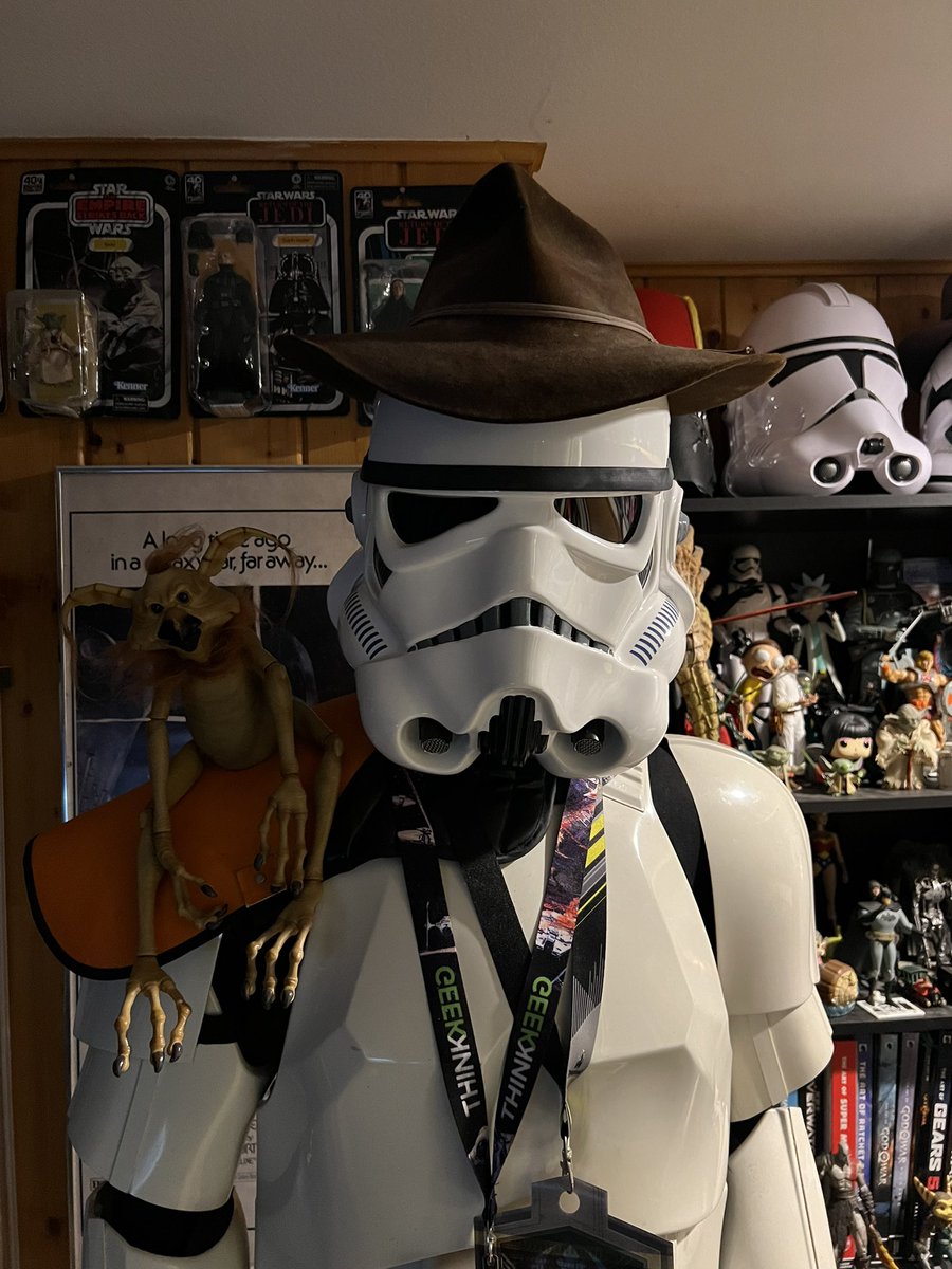 “Move along there Partner”  
Always helps to have a full size stormtrooper watch your studio for you. #starwars #stormtrooper