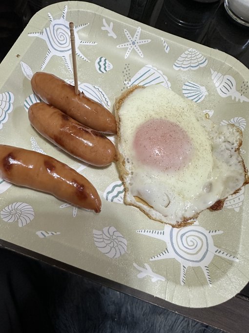 おはよ！！  今日は前回のリスケの撮影会だよ❤️☺  目玉焼きとウィンナー焼いてあげた🥺🌼 https://t.co/VESBxbMEjr