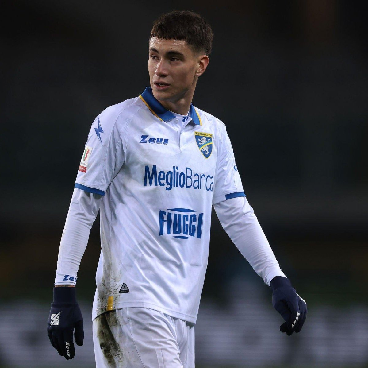matiloverr's tweet photo. [au tuitero(?] 
donde matías tiene una cuenta fan de él mismo para ver que opina la gente futbolisticamente y termina en el medio del subantro

donde alejo, un chico normal, se enamora de matias, sin saber que es matías https://t.co/q68UKk8QdG