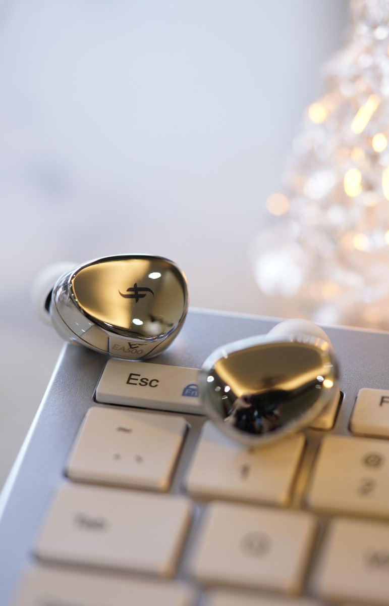 SIMGOT_GLOBAL's tweet photo. 🕰️ Rewind &amp; Replay! Take a trip down memory lane with our classic EA500.

#simgot #ea500 #iems #headphones #chifi https://t.co/o10f7uFbK8