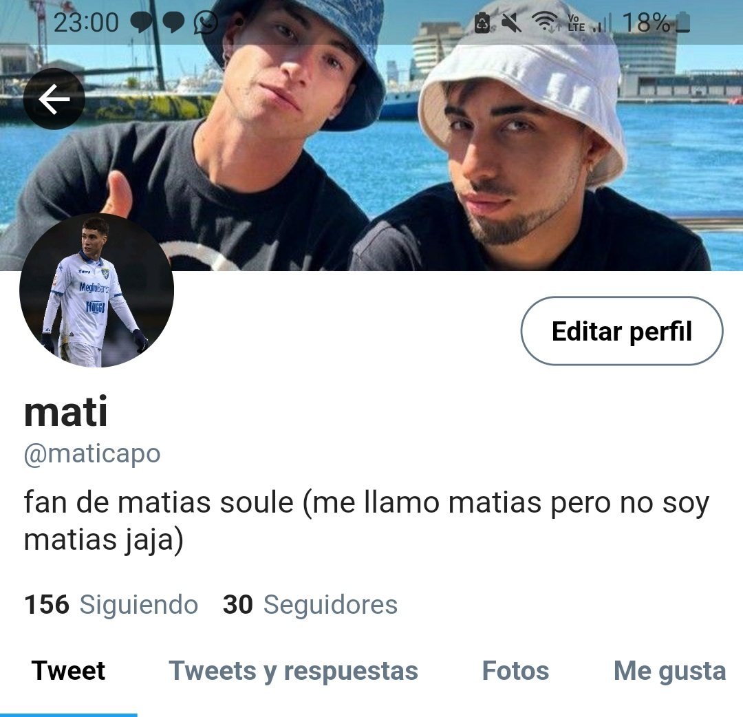 matiloverr's tweet photo. [au tuitero(?] 
donde matías tiene una cuenta fan de él mismo para ver que opina la gente futbolisticamente y termina en el medio del subantro

donde alejo, un chico normal, se enamora de matias, sin saber que es matías https://t.co/q68UKk8QdG