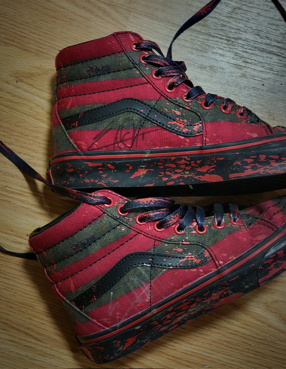 LaceUpKellyxx's tweet photo. @Vans 
Still have like 20 more pairs I need @ekohmusic to sign 🙃 #2 #music #vans #shoes #signature #concert https://t.co/zKKTp9OPWK