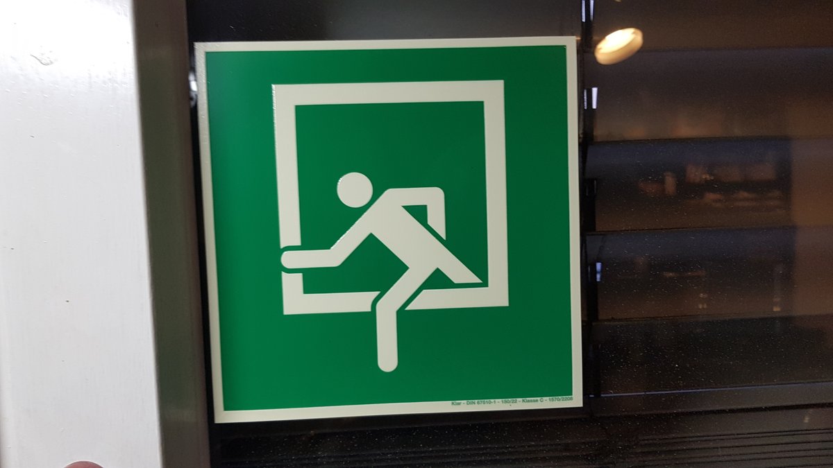 hellewelle's tweet photo. "Notausstieg" - neuer Blogbeitrag auf https://t.co/ENi5ayu1Jn Warum Gott notfallmäßig aus dem Fenster stieg, und warum der Vergleich hinkt. https://t.co/mUwZuhzmcZ