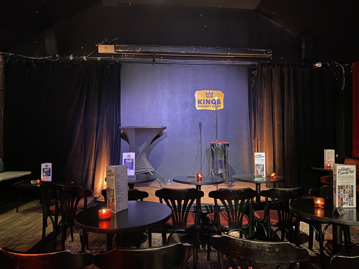 JRodesch's tweet photo. #Bruxelles : Au King’s Comedy Club (https://t.co/ehCvAjCkI8), Denis Richir en pleine forme dans « Trop Bien ». 🤣 A voir et entendre absolument : tous les 2nd mardis du mois 👍 @KingsComedyClub https://t.co/yw7QVUgftL