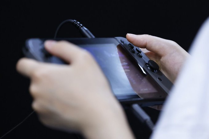 geronimo_73_'s tweet photo. New Nintendo Switch technology specifications, according to Universo Nintendo

SoC NVIDIA Tegra 239 (codename Drake)
CPU 8-core A78C
GPU GA10F / 12 SMs Ampere
RAM 12~16 GB LPDDR5/X
Storage 256~512 GB

https://t.co/jbfeeufWvy
#NewNintendoSwitch #NintendoSwitch2 #NintendoSwitchPro https://t.co/NJYgdnh7kB