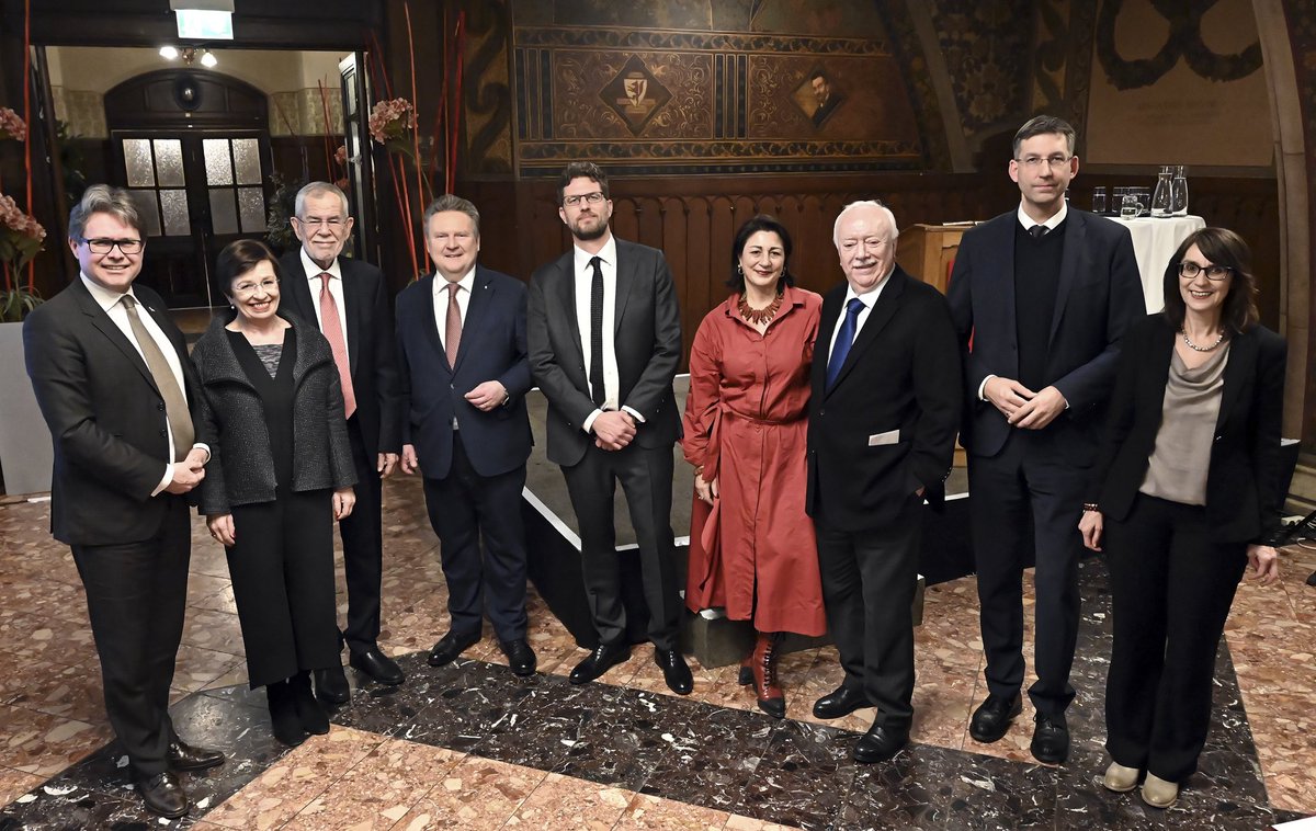 BgmLudwig's tweet photo. Im Superwahljahr 2024, in dem mehr als die Hälfte der Weltbevölkerung wählt, ist die Arbeit von Institutionen wie dem @doew_at besonders wichtig. Denn mit Blick auf den internationalen #Rechtsruck gilt es sich weltweit für Humanismus, Demokratie &amp; das Miteinander einzusetzen. 1/6 https://t.co/jiAAdsImMq