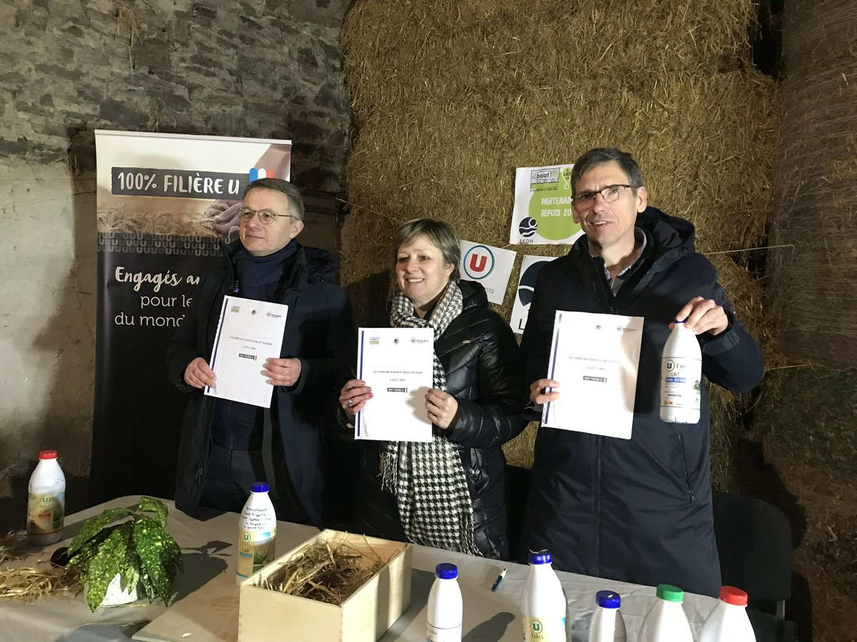 schelcher's tweet image. Très fier de me trouver dans une région historique pour U, la Vendée, pour renouveler un contrat qui nous engage depuis 2011 aux côtés de @BiolaitOP et @groupeLSDH pour l’approvisionnement en lait bio et français de la marque U.
Nous avons signé ce mercredi le renouvellement du…
