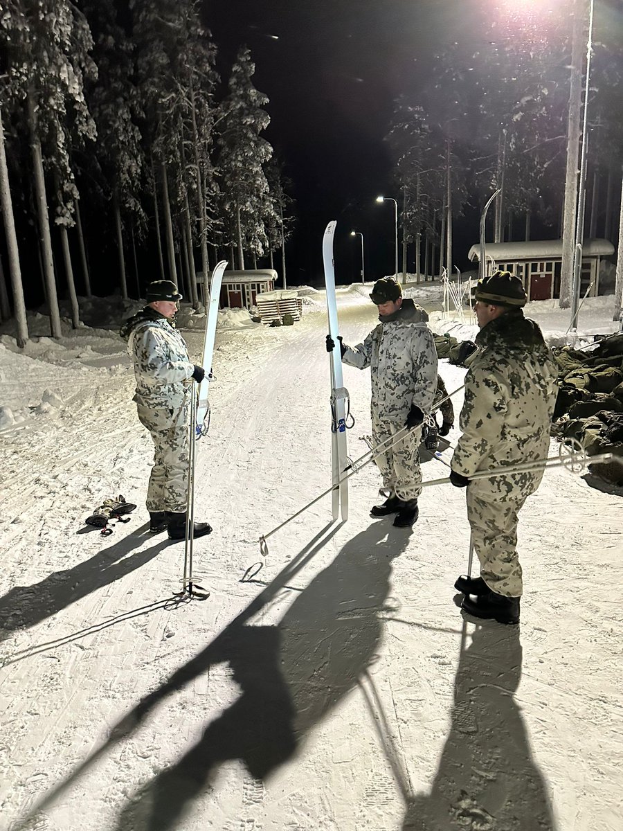 2  cadets of Saint-Cyr Coëtquidan Military Academy (AMSCC) are sharing the life of the Finnish Cadets for 1 month at the Finnish Military Academy and are participating in the winter exercise in Kajaani Vuosanka 🇨🇵🇫🇮 @SaintCyrCoet  @mpkkfi @KainuunPR