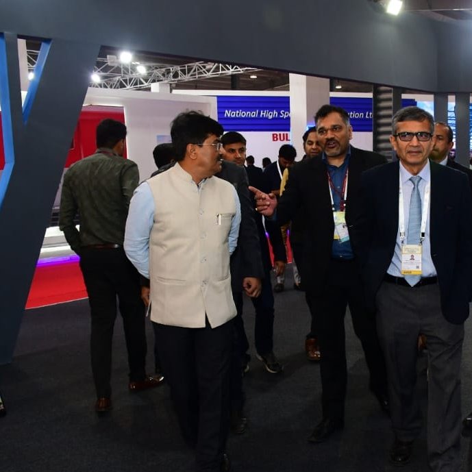 Shri Rajesh Kumar Singh, IAS, Secretary, @DPIITGoI along with Shri @CEO_NICDC, IAS, CEO & MD, @nicdc01 visited the #Dholera stall at the #VibrantGujaratGlobalTradeShow today, Hall 10 SMART INFRASTRUCTURE, Helipad Ground, Gandhinagar, Gujarat. @PMOIndia | @CMOGuj | @InfoGujarat |…