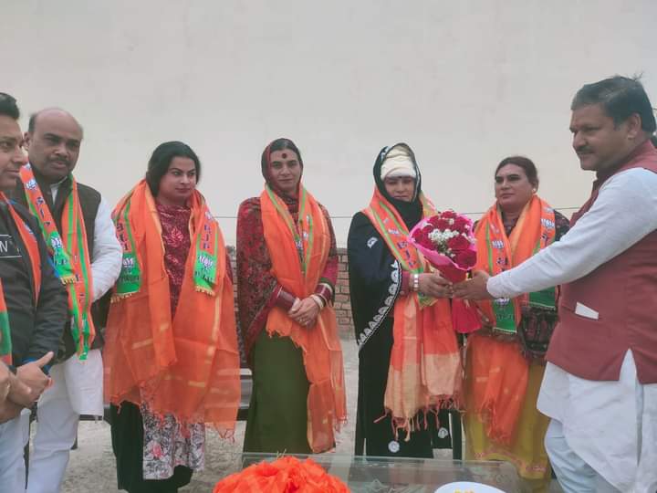 bjpmmSaharanpur's tweet photo. #भाजपा_महिला_मोर्चा_जिला_सहारनपुर द्वारा #जिलाध्यक्ष
#श्रीमती_रक्षा_नामदेव_जी के नेतृत्व में ट्रांसजेंडर संपर्क अभियान किया गया #ट्रांसजेंडर_संपर्क_कार्यक्रम
@BJP4UP @BJPMM4UP @Bhupendraupbjp @geetashakyaUP @upwestbjp @bjpmmwup @BJPSaharanpurOf
@MahendrSainiBJP
@RakshaNamdev28 https://t.co/mfCRMLSi9E