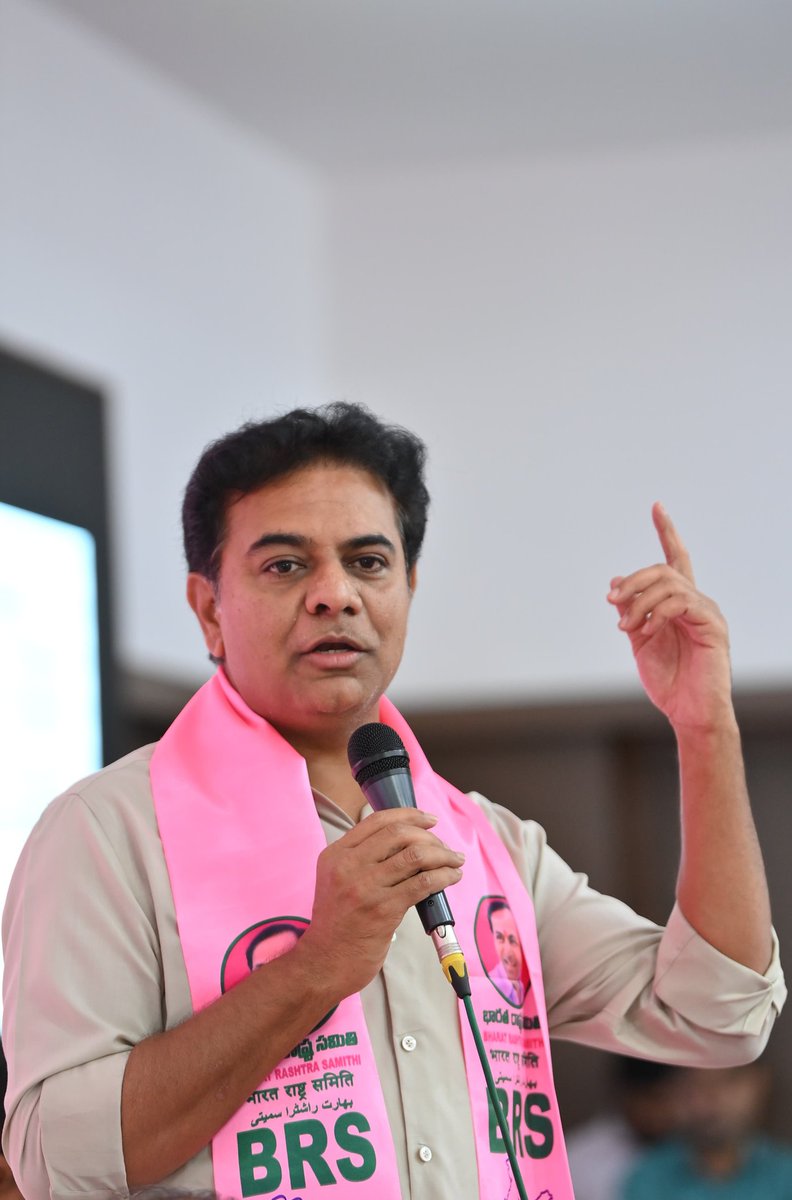 BRSparty's tweet photo. మహబూబాబాద్ పార్లమెంట్ నియోజకవర్గ సన్నాహక సమావేశంలో బీఆర్ఎస్ వర్కింగ్ ప్రెసిడెంట్ @KTRBRS 

ప్రజలు మనకు పదేళ్లు అవకాశం ఇచ్చారు. అధికారంలోకి వస్తాం అని కాంగ్రెస్ పార్టీ వాళ్ళు అనుకోలేదు. నోటికి ఏది వస్తే అది హామి అని చెప్పారు. ఆరు గ్యారెంటీలు అన్నారు. కానీ 420 హమీలిచ్చింది కాంగ్రెస్

వాళ్ళ తప్పుడు ప్రచారం నమ్మి ప్రజలు గొప్పగా పని చేసిన నాయకులను కూడా తిరస్కరించారు. 

రేషన్ కార్డులు ఇవ్వలేదు అని ప్రచారం చేశారు. ఒక్క రేషన్ కార్డు ఇవ్వలేదు అన్నారు, తొమ్మిదిన్నరేళ్లలో బీఆర్ఎస్ ప్రభుత్వం 6,47,479 రేషన్ కార్డులు ఇచ్చింది 

దేశంలో అత్యధికంగా ప్రభుత్వ ఉద్యోగాలు ఇచ్చింది మన ప్రభుత్వం. మేము ఏనాడు చెప్పుకోలేదు.

ప్రభుత్వ ఉద్యోగు��కు అత్యధిక వేతనాలు ఇచ్చింది మన ప్రభుత్వం కానీ మేము చెప్పుకోలేదు, ప్రచారం చేస్కోలేదు.

దేశంలో అందరికన్నా ఎక్కువగా ప్రభుత్వ ఉద్యోగులకు 73% జీతాలు పెంచిన ఏకైక నాయకుడు కేసీఆర్

29 లక్షల ఫించన్లను 46  లక్షలకు పెంచినా ఏనాడు చెప్పుకోలేదు.

దేశంలో అందరికన్నా ఎక్కువ ప్రభుత్వ ఉద్యోగాలు కల్పించింది బీఆర్ఎస్ ప్రభుత్వమే

కానీ ఇలాంటి అనేక అంశాలను చెప్పుకోవడం విఫలమయ్యాం

అందుకే కాంగ్రెస్ పార్టీ అబద్ధాల ముందు అభివృద్ధి ఓడిపోయింది

పనుల మీద కంటే ప్రచారం మీద ఫోకస్ చేసి ఉంటే మేమే గెలిచే వాళ్ళం.
వందలాది సంక్షేమ కార్యక్రమాలు మన ప్రభుత్వ హయాంలో అమలు చేసినా, ఏనాడు కూడా ప్రజలను లైన్లలో నిలబెట్టలేదు

ప్రజల సౌకర్యమే చూసాము కానీ రాజకీయ ప్రయోజనము, రాజకీయ ప్రచారమే గురించి ఏనాడు ఆలోచించలేదు

ప్రజలు మనల్ని పూర్తిగా తిరస్కరించలేదని గుర్తుంచుకోవాలి. BRS పార్టీకి మూడో వంతు సీట్లు 39 వచ్చాయి. 14 స్థానాల్లో ఓటమి కేవలం గరిష్టంగా 6 వేల ఓట్ల తోనే జరిగింది. మొత్తంగా కాంగ్రెస్ మనకు తేడా కేవలం 1.85 శాతం. 

స్దానిక సంస్ధల నుంచి మెదలుకోని, అసెంబ్లీదాకా బలమైన నాయకత్వం మనకున్నది. బలమైన ప్రతిపక్షం మనద��. అన్నిటికీ మించి కేసీఆర్ లాంటి గొప్ప నాయకుడు మనకున్నారు.

మహబూబ్ బాద్ పార్లమెంట్ ఎన్నికలే మన గెలుపుకు సోపానం కావాలి

ఎన్నికల ముందు రైతు రుణమాఫీ చేస్తామంటూ రేవంత్ రెడ్డి అనేక మాటలు మాట్లాడారు, రుణం ఉన్నవాళ్లే కాదు, వ్యవసాయ రుణం లేనివాళ్లు కూడా తీసుకోండి, రాగానే వెంటనే రుణమాఫీ చేస్తామన్నారు

ఇచ్చిన అడ్డగోలు హామీలను నెరవేర్చే దారిలేకనే అప్పులు, శ్వేతపత్రాల నాటకాలను ఆడుతున్నారు. 

అందుకే వాస్తవాలు అందరికీ తెలియాలనే స్వేద పత్రం రూపొందించాం. 

ఎవరు నిరుత్సాహ పడాల్సిన అవసరం లేదు... మన పార్టీకి బలమైన నాయకులు అద్భుతమైన నాయకత్వం ఉన్నది

ఇలాంటి పార్టీ సమావేశాలను వరుసగా పెట్టుకుంటాం... అనుబంధ సంఘాలను బలోపేతం చేస్తాం.. పార్టీకి అన్ని వర్గాలను దగ్గరయ్యేలా కార్యక్రమాలు చేపడతాం

గిరిజనులకు స్థానిక సంస్థల రిజర్వేషన్ తో పాటు.. పొడు భూముల పట్టాల ��ంపిణీ, అనేక ఇతర సంక్షేమ పథకాలు అనేక కార్యక్రమాలను మన ప్రభుత్వం గతంలో అందించింది

అయినా గిరిజనం ఎక్కువ ఉన్న చోట్లకూడా ప్రజలు పూర్తి మద్దతు మనకివ్వలేదు, ఇలాంటి వాటన్నింటి విమర్శ చేసుకుని ముందుకుపోతాం.

ఈ సమావేశంలో మాజీ మంత్రులు @BRSHarish, @VPR_BRS, @Satyavathi_BRS, మాజీ స్పీకర్ @PocharamBRS, ఎంపీ @BRSKavitha, మహబూబాబాద్ పార్లమెంట్ నియోజకవర్గం పరిధిలోని ఎమ్మెల్యేలు, ఎమ్మెల్సీలు, మాజీ ఎమ్మెల్యేలు, జెడ్పీ చైర్మన్లు, మ��జీ చైర్మన్లు, మేయర్లు, మాజీ మేయర్లు, మున్సిపల్‌ చైర్మన్లు, మాజీ మున్సిపల్‌ చైర్మన్లు, వివిధ కార్పొరేషన్ల మాజీ చైర్మన్లు, నియోజకవర్గాల ఇన్‌చార్జీలు, జిల్లా పార్టీ అధ్యక్షులు, పార్టీ ప్రజాప్రతినిధులు, ముఖ్యనేతలు పాల్గొన్నారు.