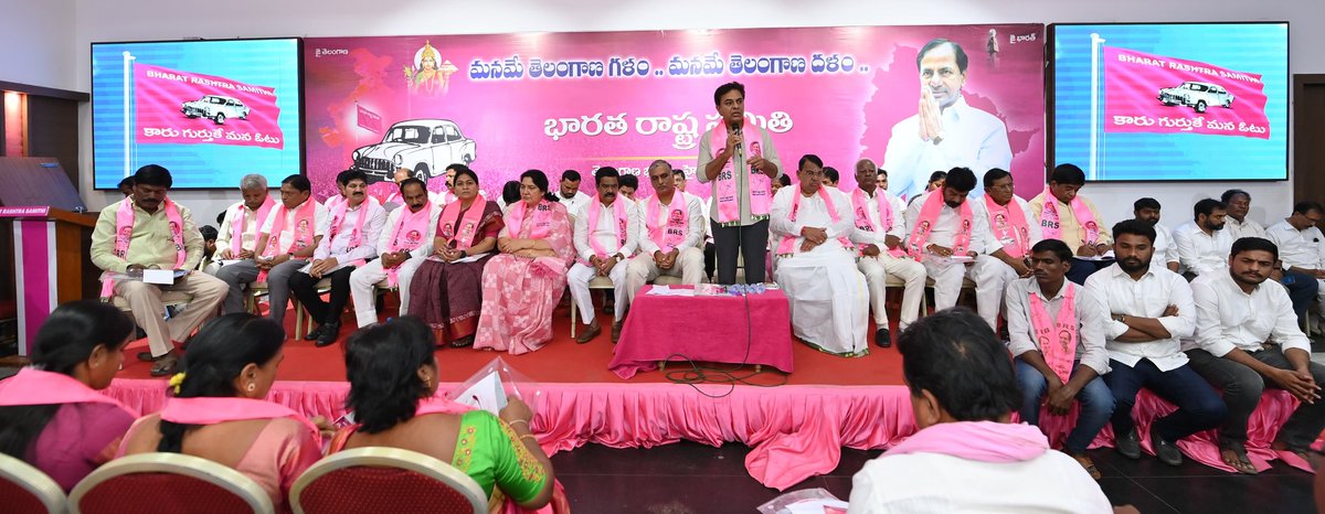 BRSparty's tweet photo. మహబూబాబాద్ పార్లమెంట్ నియోజకవర్గ సన్నాహక సమావేశంలో బీఆర్ఎస్ వర్కింగ్ ప్రెసిడెంట్ @KTRBRS 

ప్రజలు మనకు పదేళ్లు అవకాశం ఇచ్చారు. అధికారంలోకి వస్తాం అని కాంగ్రెస్ పార్టీ వాళ్ళు అనుకోలేదు. నోటికి ఏది వస్తే అది హామి అని చెప్పారు. ఆరు గ్యారెంటీలు అన్నారు. కానీ 420 హమీలిచ్చింది కాంగ్రెస్

వాళ్ళ తప్పుడు ప్రచారం నమ్మి ప్రజలు గొప్పగా పని చేసిన నాయకులను కూడా తిరస్కరించారు. 

రేషన్ కార్డులు ఇవ్వలేదు అని ప్రచారం చేశారు. ఒక్క రేషన్ కార్డు ఇవ్వలేదు అన్నారు, తొమ్మిదిన్నరేళ్లలో బీఆర్ఎస్ ప్రభుత్వం 6,47,479 రేషన్ కార్డులు ఇచ్చింది 

దేశంలో అత్యధికంగా ప్రభుత్వ ఉద్యోగాలు ఇచ్చింది మన ప్రభుత్వం. మేము ఏనాడు చెప్పుకోలేదు.

ప్రభుత్వ ఉద్యోగు��కు అత్యధిక వేతనాలు ఇచ్చింది మన ప్రభుత్వం కానీ మేము చెప్పుకోలేదు, ప్రచారం చేస్కోలేదు.

దేశంలో అందరికన్నా ఎక్కువగా ప్రభుత్వ ఉద్యోగులకు 73% జీతాలు పెంచిన ఏకైక నాయకుడు కేసీఆర్

29 లక్షల ఫించన్లను 46  లక్షలకు పెంచినా ఏనాడు చెప్పుకోలేదు.

దేశంలో అందరికన్నా ఎక్కువ ప్రభుత్వ ఉద్యోగాలు కల్పించింది బీఆర్ఎస్ ప్రభుత్వమే

కానీ ఇలాంటి అనేక అంశాలను చెప్పుకోవడం విఫలమయ్యాం

అందుకే కాంగ్రెస్ పార్టీ అబద్ధాల ముందు అభివృద్ధి ఓడిపోయింది

పనుల మీద కంటే ప్రచారం మీద ఫోకస్ చేసి ఉంటే మేమే గెలిచే వాళ్ళం.
వందలాది సంక్షేమ కార్యక్రమాలు మన ప్రభుత్వ హయాంలో అమలు చేసినా, ఏనాడు కూడా ప్రజలను లైన్లలో నిలబెట్టలేదు

ప్రజల సౌకర్యమే చూసాము కానీ రాజకీయ ప్రయోజనము, రాజకీయ ప్రచారమే గురించి ఏనాడు ఆలోచించలేదు

ప్రజలు మనల్ని పూర్తిగా తిరస్కరించలేదని గుర్తుంచుకోవాలి. BRS పార్టీకి మూడో వంతు సీట్లు 39 వచ్చాయి. 14 స్థానాల్లో ఓటమి కేవలం గరిష్టంగా 6 వేల ఓట్ల తోనే జరిగింది. మొత్తంగా కాంగ్రెస్ మనకు తేడా కేవలం 1.85 శాతం. 

స్దానిక సంస్ధల నుంచి మెదలుకోని, అసెంబ్లీదాకా బలమైన నాయకత్వం మనకున్నది. బలమైన ప్రతిపక్షం మనద��. అన్నిటికీ మించి కేసీఆర్ లాంటి గొప్ప నాయకుడు మనకున్నారు.

మహబూబ్ బాద్ పార్లమెంట్ ఎన్నికలే మన గెలుపుకు సోపానం కావాలి

ఎన్నికల ముందు రైతు రుణమాఫీ చేస్తామంటూ రేవంత్ రెడ్డి అనేక మాటలు మాట్లాడారు, రుణం ఉన్నవాళ్లే కాదు, వ్యవసాయ రుణం లేనివాళ్లు కూడా తీసుకోండి, రాగానే వెంటనే రుణమాఫీ చేస్తామన్నారు

ఇచ్చిన అడ్డగోలు హామీలను నెరవేర్చే దారిలేకనే అప్పులు, శ్వేతపత్రాల నాటకాలను ఆడుతున్నారు. 

అందుకే వాస్తవాలు అందరికీ తెలియాలనే స్వేద పత్రం రూపొందించాం. 

ఎవరు నిరుత్సాహ పడాల్సిన అవసరం లేదు... మన పార్టీకి బలమైన నాయకులు అద్భుతమైన నాయకత్వం ఉన్నది

ఇలాంటి పార్టీ సమావేశాలను వరుసగా పెట్టుకుంటాం... అనుబంధ సంఘాలను బలోపేతం చేస్తాం.. పార్టీకి అన్ని వర్గాలను దగ్గరయ్యేలా కార్యక్రమాలు చేపడతాం

గిరిజనులకు స్థానిక సంస్థల రిజర్వేషన్ తో పాటు.. పొడు భూముల పట్టాల ��ంపిణీ, అనేక ఇతర సంక్షేమ పథకాలు అనేక కార్యక్రమాలను మన ప్రభుత్వం గతంలో అందించింది

అయినా గిరిజనం ఎక్కువ ఉన్న చోట్లకూడా ప్రజలు పూర్తి మద్దతు మనకివ్వలేదు, ఇలాంటి వాటన్నింటి విమర్శ చేసుకుని ముందుకుపోతాం.

ఈ సమావేశంలో మాజీ మంత్రులు @BRSHarish, @VPR_BRS, @Satyavathi_BRS, మాజీ స్పీకర్ @PocharamBRS, ఎంపీ @BRSKavitha, మహబూబాబాద్ పార్లమెంట్ నియోజకవర్గం పరిధిలోని ఎమ్మెల్యేలు, ఎమ్మెల్సీలు, మాజీ ఎమ్మెల్యేలు, జెడ్పీ చైర్మన్లు, మ��జీ చైర్మన్లు, మేయర్లు, మాజీ మేయర్లు, మున్సిపల్‌ చైర్మన్లు, మాజీ మున్సిపల్‌ చైర్మన్లు, వివిధ కార్పొరేషన్ల మాజీ చైర్మన్లు, నియోజకవర్గాల ఇన్‌చార్జీలు, జిల్లా పార్టీ అధ్యక్షులు, పార్టీ ప్రజాప్రతినిధులు, ముఖ్యనేతలు పాల్గొన్నారు.
