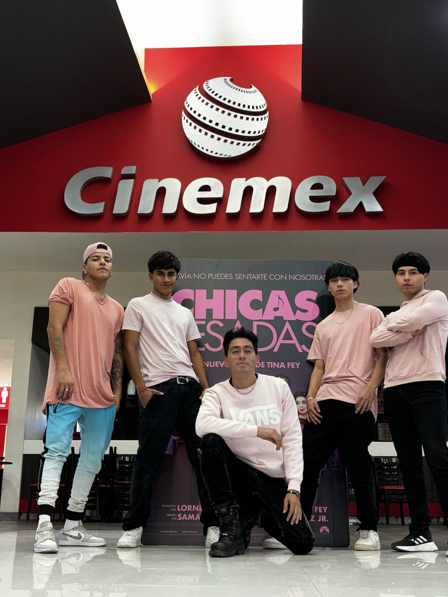 IsraelDNC's tweet photo. @Cinemex Los miércoles son de Rosa, So Fetch !!! https://t.co/BkPxQy8n8G
