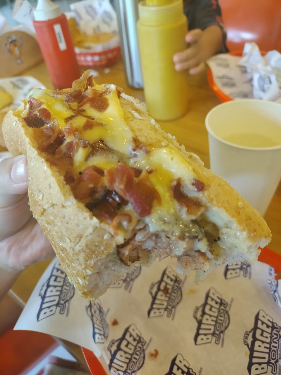 chanchan_ijyu's tweet image. バーガージョイントのホットドックが美味しかった！

いつも気になってたけど、ソーセージが甘かったり赤かったりしたらやだなーと思い注文しなかったやつ🙃

プリップリの美味しいソーセージだった〜！😍

個人的にはバーガーよりこっちの方が好みかも🥳

#セブ島 #セブ島移住 #burgerjoint