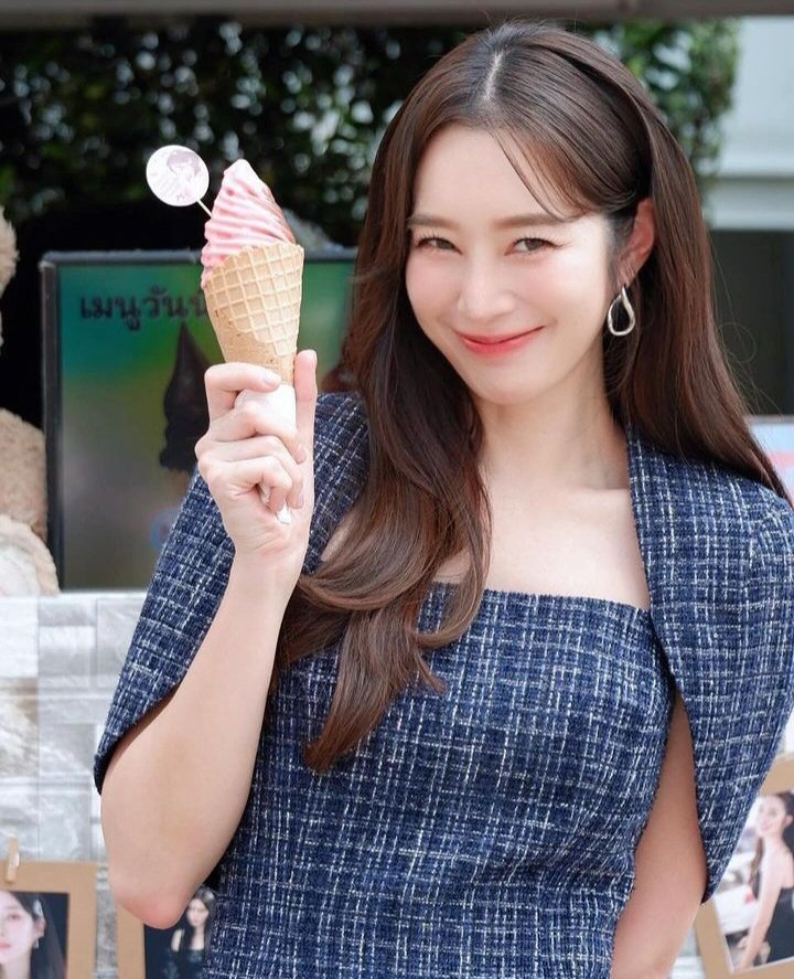 twinning_ut's tweet photo. สวย น่ารัก ยิ้มหวาน 🍦☺️ งานบวงสรวง ละคร #ในรอยทราย 25 ม.ค. นี้จะได้ดูแล้ววว 

#ฐิสาวริฏฐิสา #thivaritthisa
Cr. ขอบคุณเจ้าของรูปนะคะ🥰 https://t.co/B8LLDVqLxs
