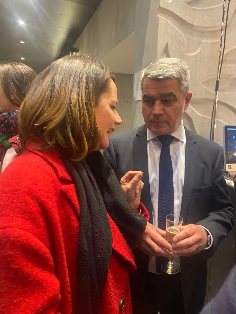 Présente hier soir aux #Voeux2024 de <a href="/DavidSamzun/">David Samzun</a>.
<a href="/nantesfr/">Ville de Nantes</a> et <a href="/VilleStNazaire/">Saint-Nazaire</a> sont deux villes qui partagent une même histoire, qui ont un destin commun et relèvent ensemble les défis écologiques, économiques et sociaux.