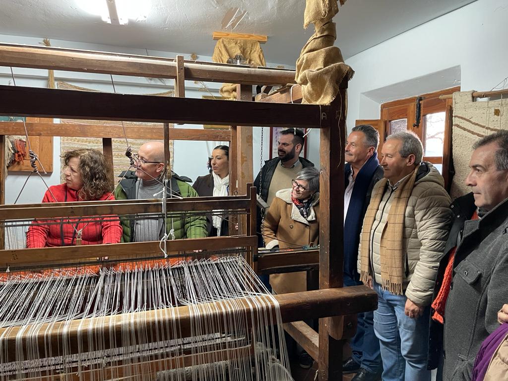 ✌🏻 Ya estamos en Granada. ✅ Bajo el marco del Proyecto RETTURN hemos tenido la ocasión de conocer una de las experiencias que aporta la @FAMPcomunica en la Alpujarra granadina: 📍las jarapas. Tejiendo Redes entre Federaciones territoriales @Modestomartinez @sirmensua