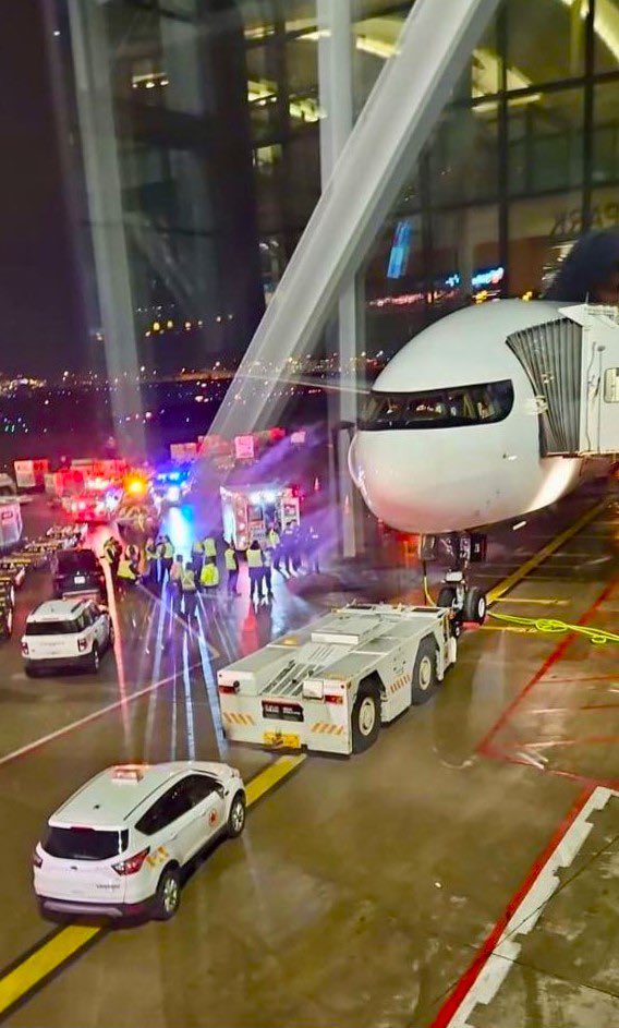 FlightModeblog's tweet photo. A passenger on #AirCanada who was traveling from #Toronto to #Dubai was injured after he opened the cabin door of a Boeing 777-300ER aircraft during the boarding process and fell out on the ground. The flight to Dubai was delayed for about 6 hours.

📷 via @HavaSosyalMedya

#AC56 https://t.co/oHbQzaYZsQ