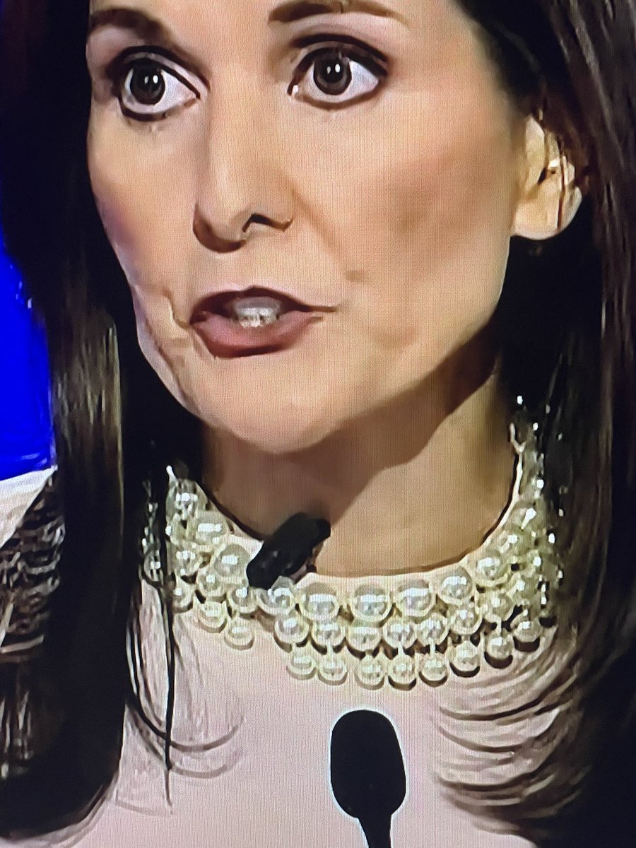 NYCShopGuide's tweet image. Nikki Haley is missing a pearl from her outfit. #GOPDebate #NikkiHaley #NikkiHaleymissingpearl