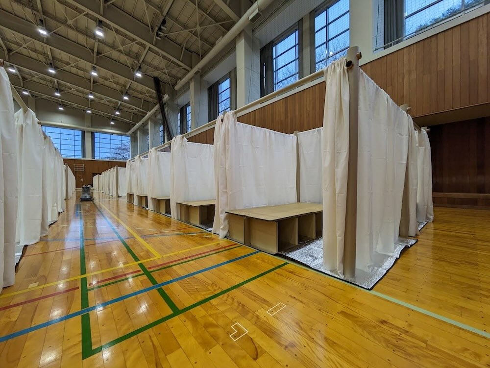 tecture1's tweet photo. [拡散希望] 建築家 #坂茂 による能登半島地震被災地支援PJが始動
NPO VAN #ボランタリー・アーキテクツ・ネットワークと #坂茂建築設計 が間仕切りユニットとダンボールベッドを設営
https://t.co/AifjApFkYh

#能登半島地震 #被災地支援 #避難所 #ShigeruBan #PaperPartitionSystem #紙管 #TECTURE https://t.co/DuWX9kXCFb