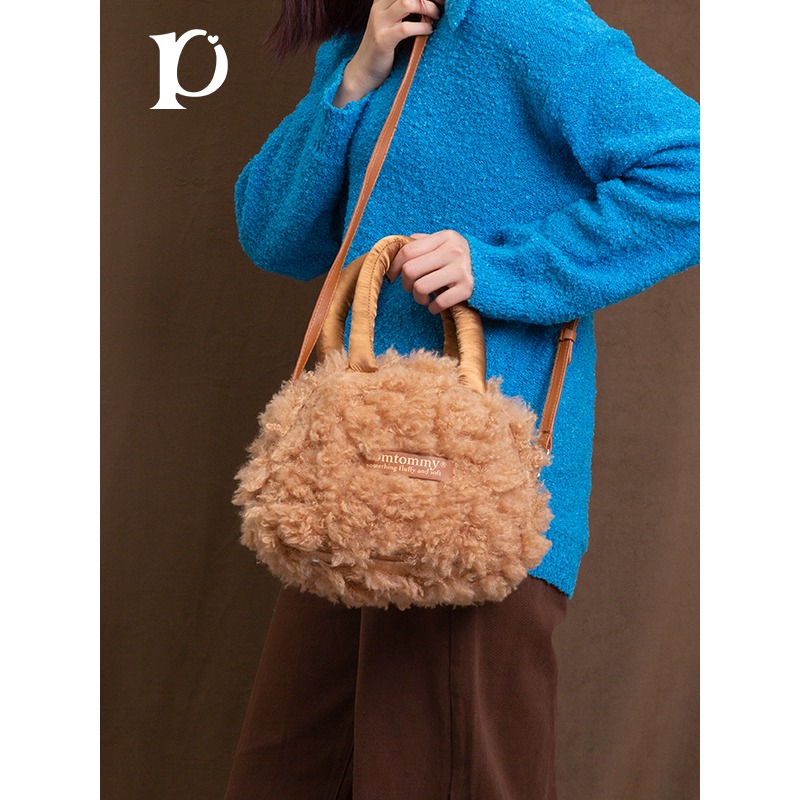 Puui Fluffy Tote Bag #nikolon #fashionaccessories #totebag #stylishbags #accessorylove #trendybags #bagstyle #womensfashion #musthavebags #handbagstyle #dailyfashion #puuifluffybag #fluffytote #cozybagstyle #uniquehandbags #softtotebag #chicfluffybag #fashionistastyle