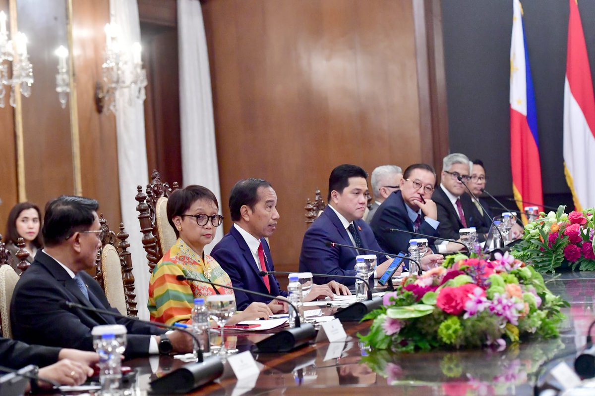 jokowi's tweet photo. Peringatan 75 tahun hubungan diplomatik Indonesia dan Filipina, adalah momentum untuk memperkuat kerja sama konkret kedua negara.

Terkait Politik dan Keamanan, kami sepakat memperkuat kerja sama perbatasan, mendorong percepatan revisi Border Patrol Agreement (BPA) serta Border Crossing Agreement (BCA), dan penyelesaian batas landas kontinen. Serta penguatan kerja sama pertahanan termasuk alutsista.

Sementara di bidang ekonomi, Indonesia-Filipina sepakat untuk terus membuka akses pasar demi meningkatkan perdagangan kedua negara. Salah satunya, dukungan Filipina terkait tindakan pengamanan atau Special Safeguard Measure terhadap produk kopi Indonesia. 

Terkait Kawasan, kami sepakat ASEAN harus terus berpegang pada prinsip-prinsip hukum internasional, dan menjaga perdamaian, stabilitas, dan kemakmuran kedua negara.

Saya mengapresiasi atas kepercayaan terhadap Badan Usaha Milik Negara (BUMN) Indonesia dalam membangun infrastruktur di Filipina. Serta mendorong agar proyek pengerjaan kereta komuter utara-selatan Filipina yang turut digarap oleh BUMN Indonesia, dapat segera terlaksana.

Foto: Rusman - Biro Pers Sekretariat Presiden