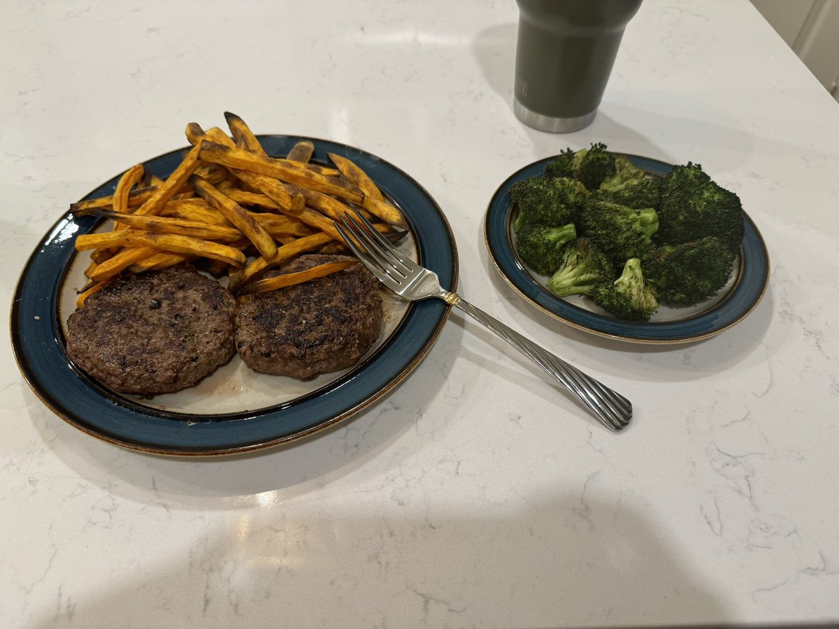 Phil_Pink_CISG's tweet photo. Today for my 9th CI meal I cooked leftover burgers on my @thefieldcompany skillet. I am seeing the skillet is starting to season around the edges! Need to keep on cooking to continue to build it up! #cookon https://t.co/NoQGZwbTZu