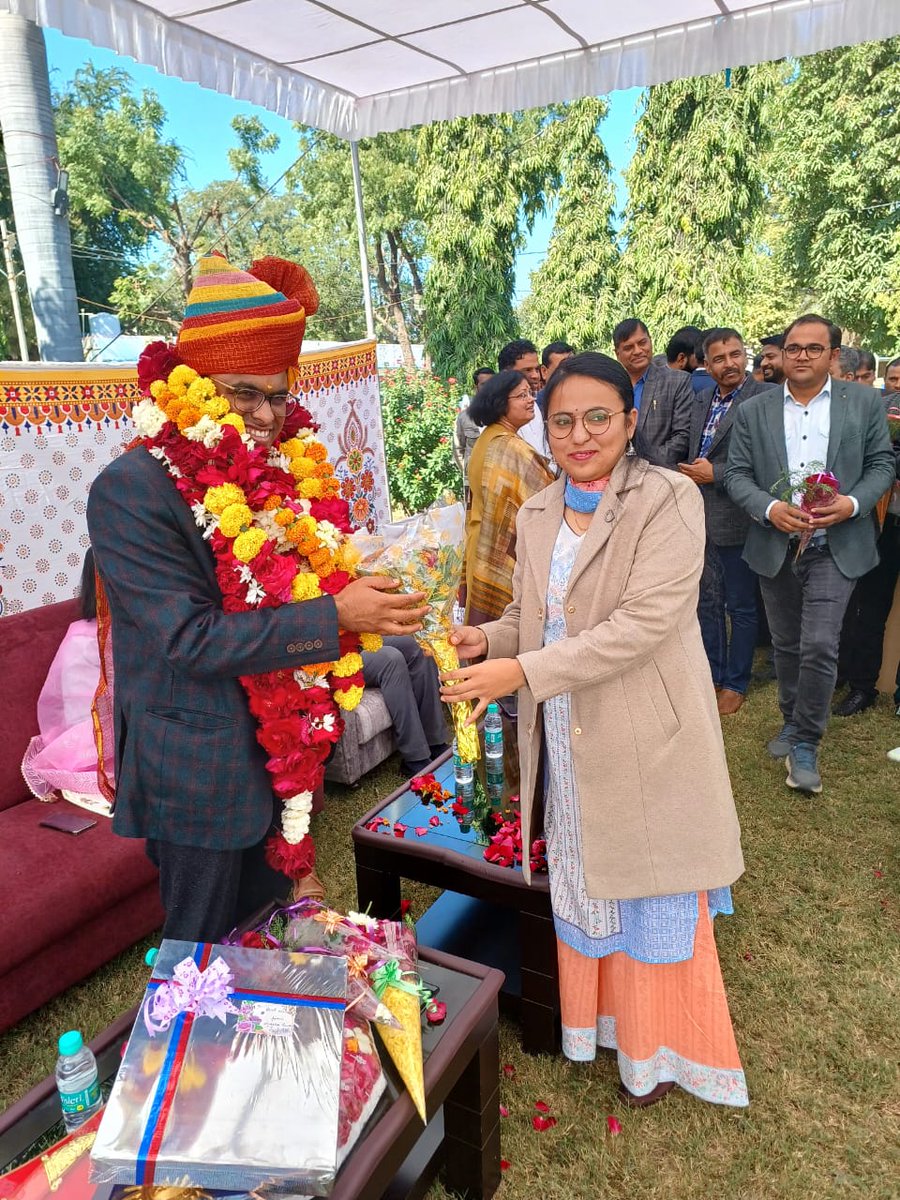 hema2014181's tweet photo. It has been an honor to work under your leadership. ...You have been a true inspiration to us all. ...DM Dr. Bhanwarlal ji Congratulations 🎉 sir #DMsirohi #happyfarewell_caption_cool_DM_Sir https://t.co/caf2EhcUUU
