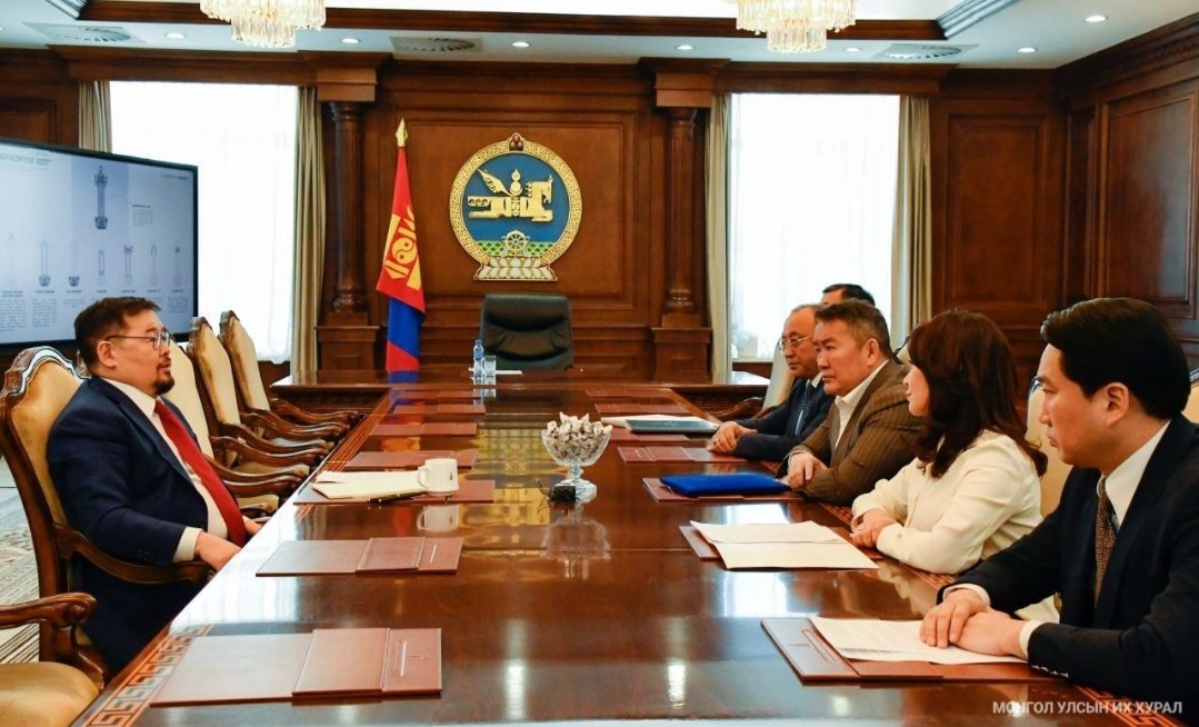 Нүүрсний сонсгол хийж, хулгайчдаа зарлаад, алаад өгөх юм байх гэсэн цаашаа байдаггүй. Ар нуруунаас нь хулгайчаа заасан болж харуулчихаад нөгөө хулгайчдаа ордон дотороо дарамтлуулна. Тэгснээ гудамж руу гараад нэг жаахан сэтгүүлч охиныг төрийн дайсан болгож дүүжилж алах шахна.