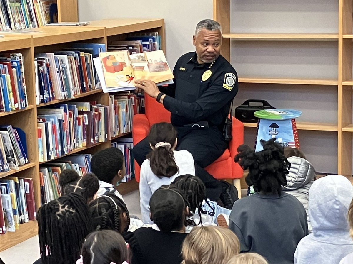 THIS IS THE BEST PART OF MY JOB!!! @apsupdate @SEL_APS Books & Badges. Started my day off with the 3rd grade scholars of @MorrisBrandonES @jbland100 @Retha_Woolfolk @OpsAps